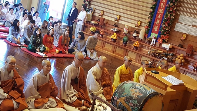 Partake in the Vesak Ceremony at Yonggungsa Cham Joeun Uri Temples